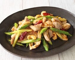 鶏肉とアスパラガスのナッツ炒め